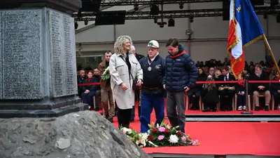 Dépôt de gerbe par Catherine Griboval-Warneys Dépôt de gerbe par Catherine Griboval-Warneys