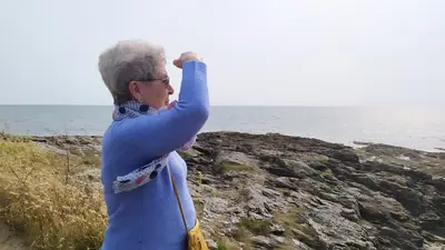 Séjour en Bretagne à Saint-Gildas-de-Rhuys Dame regardant l'horizon